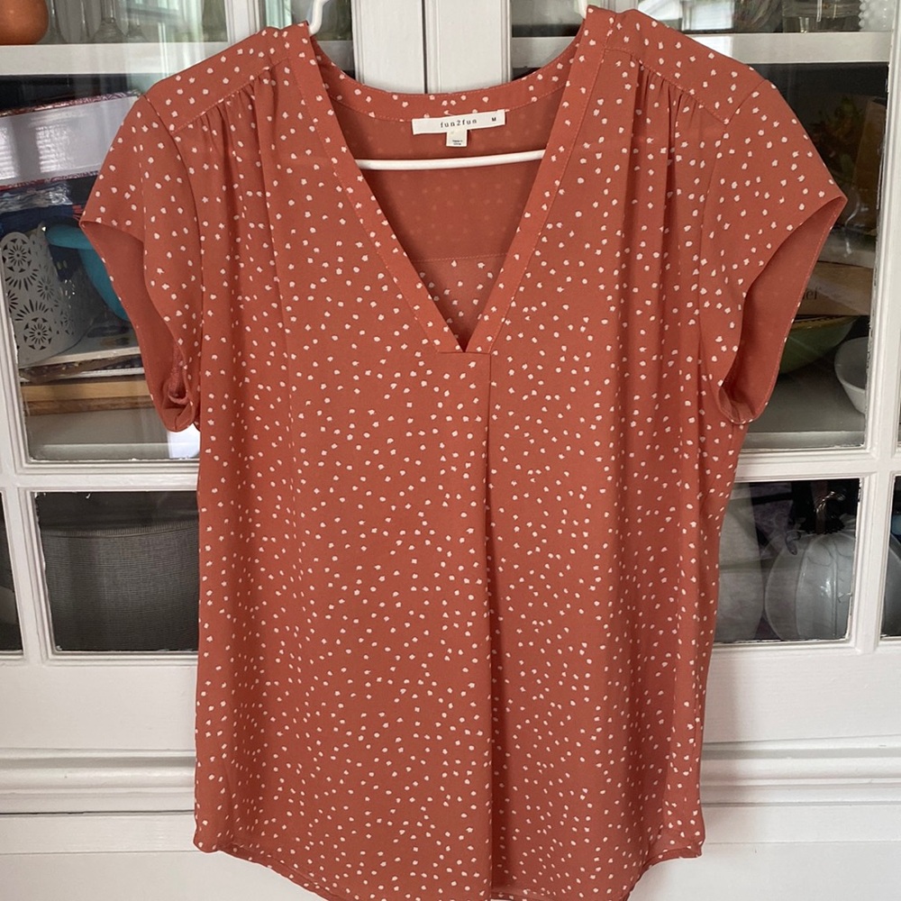 Size medium, short sleeve blouse. 100% polyester. Excellent condition!